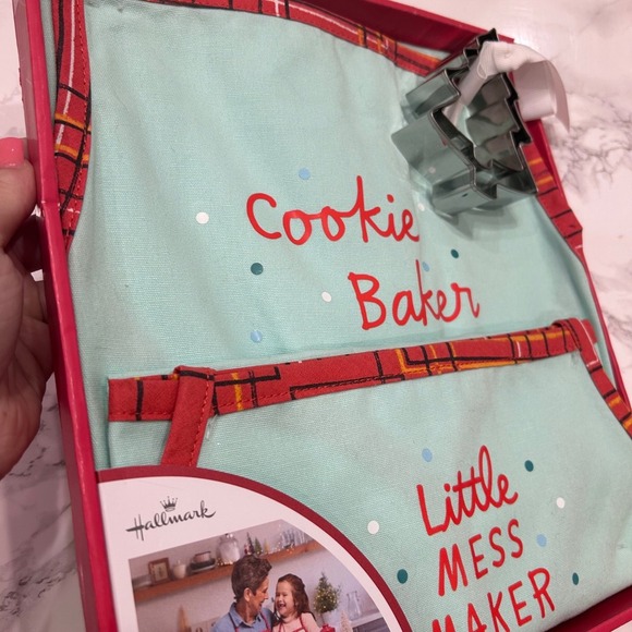 Hallmark Family Baking Bundle Cookie Baker Little Mess Maker Aprons & Cutters - Picture 2 of 7
